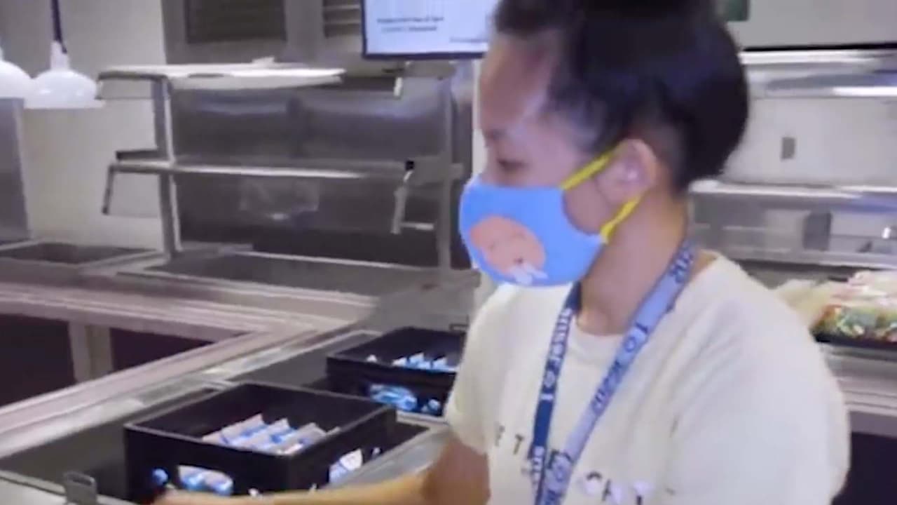 Muchos han tenido pocas opciones, pero ahora las familias de Texas cuyos hijos recibían beneficios de alimentación en las escuelas podrían beneficiarse de la asistencia para comprar alimentos de hasta $1,200 por cada menor.