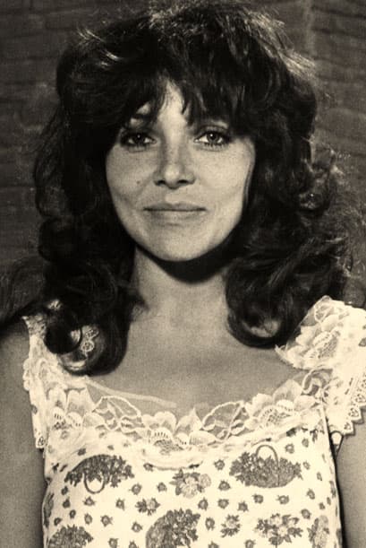 A los 14 años conoció por casualidad al candidato a diputado Pedro Luis Bartilotti, quien estaba en campaña y recorría la colonia donde vivía. Sin pena, la actriz se acercó y le pidió de regalo de cumpleaños que le dijera a su suplente (el actor Andrés Soler), que le regalara una beca para estudiar actuación por sus XV años. A los pocos días acudió con su hermana a hacer audiciones y ambas fueron aceptadas.