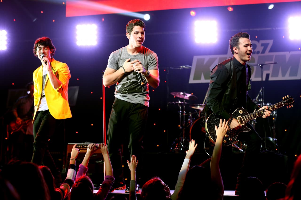 Kevin Jonas, Joe Jonas y Nick Jonas son tres hermanos que buscaron en 2005 convertirse en un fenómeno musical y no se detuvieron , ellos se abrieron paso con el nombre de los Jonas Brothers.