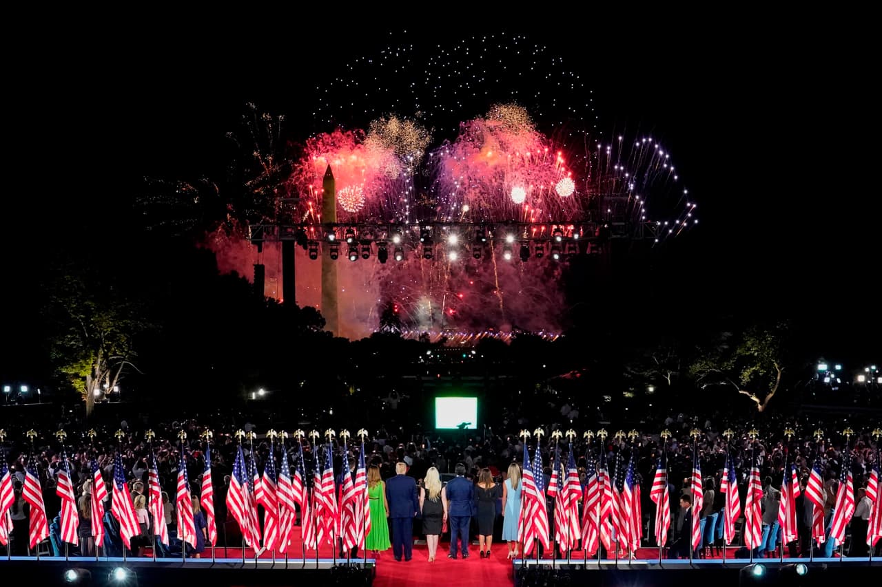Los fuegos artificiales detrás del monumento a Washington en la capital del país, el colorido cierre de la Convención Republicana.