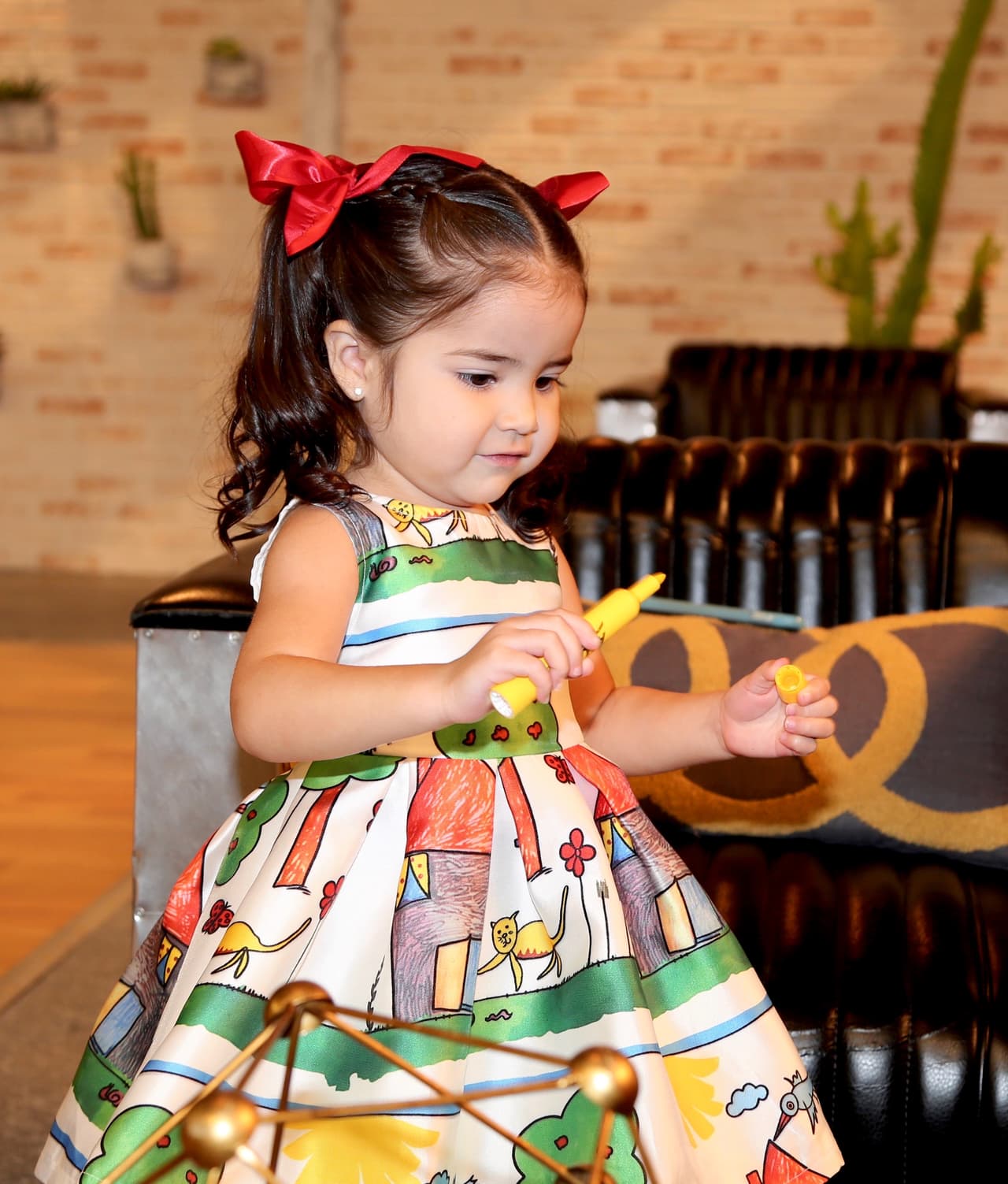 También detrás del escenario se la pasa feliz, ella siempre encuentra con qué jugar.