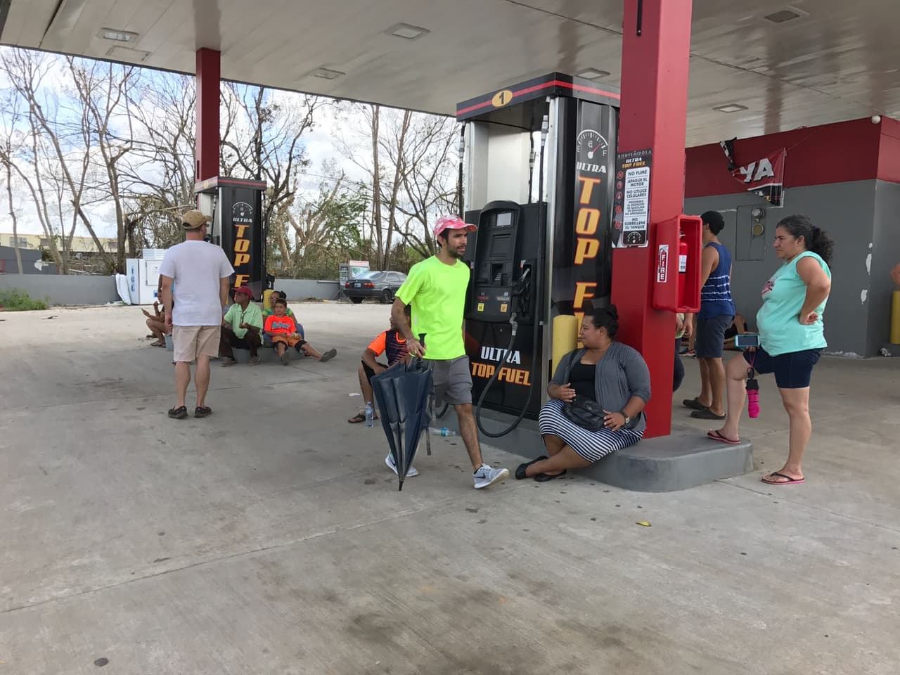 Los vecinos esperan en la estación de servicio de Mayagüez.