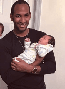 El orgulloso papá está más que feliz.