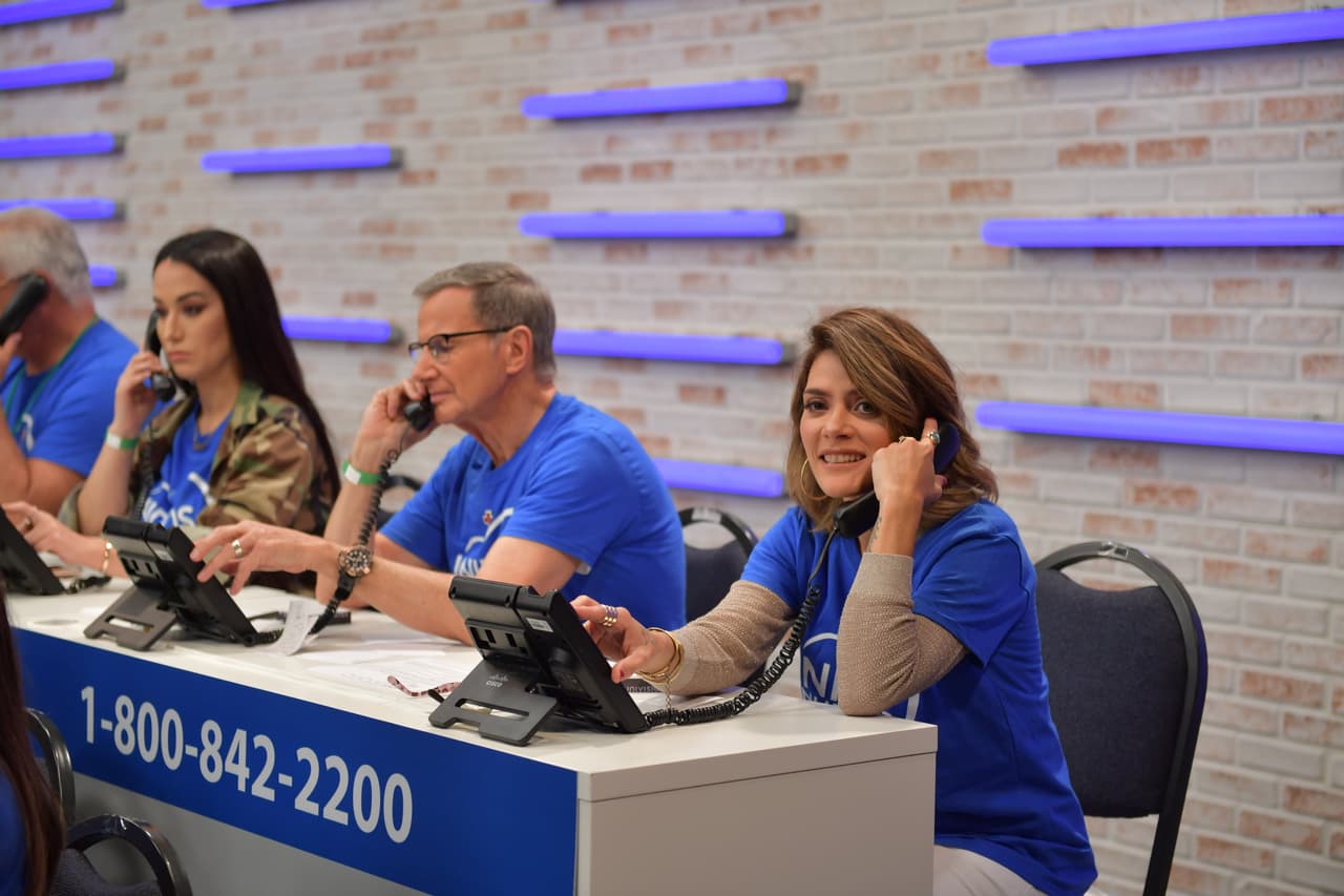 Kany García se quedó respondiendo los teléfonos tras haber dado inicio al evento 'Unidos por los nuestros'.