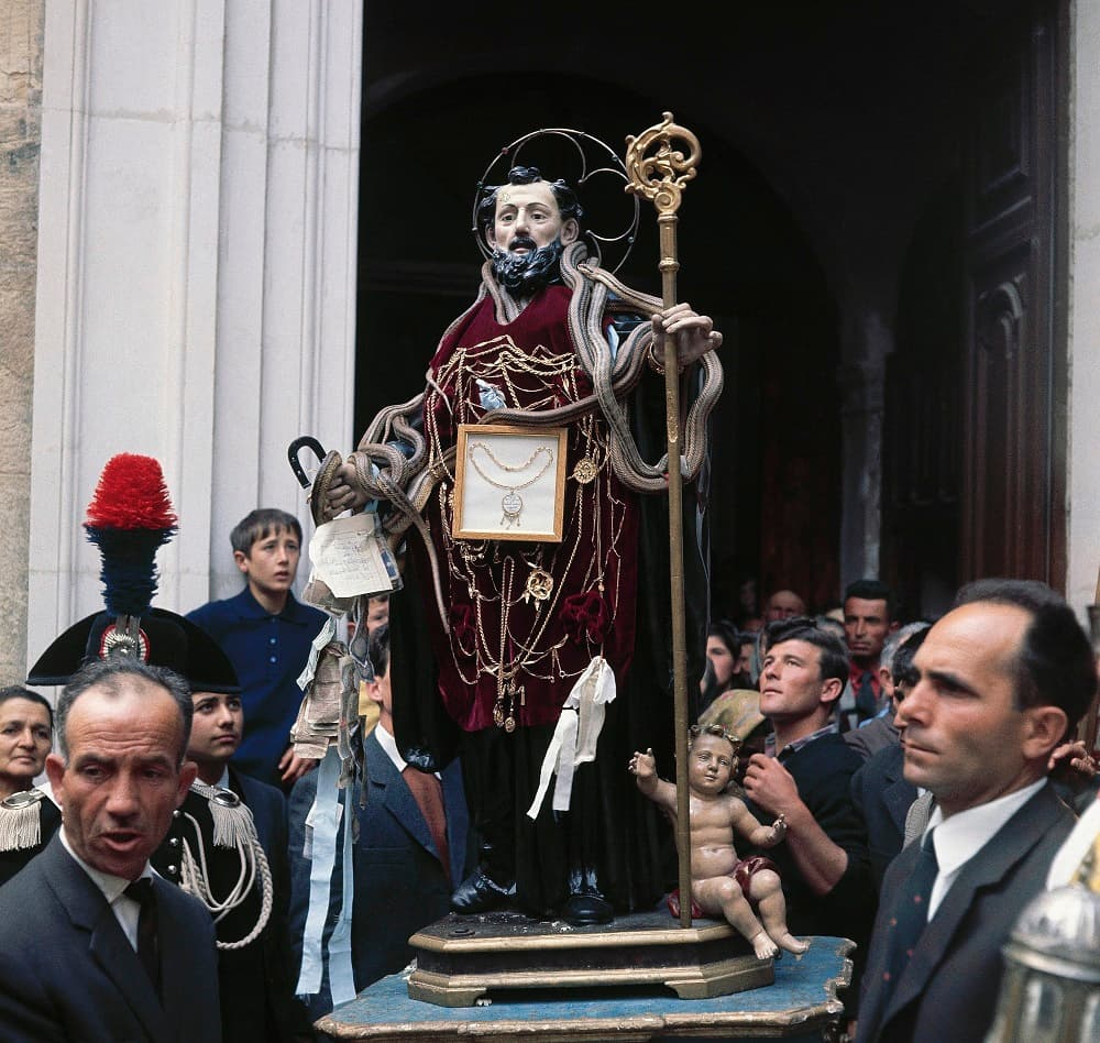 Durante el primer día de mayo, una estatua de San Domenico sale en procesión por las calles lleno de serpientes que han sido capturadas en los bosques de alrededor en los primeros días de la primavera.