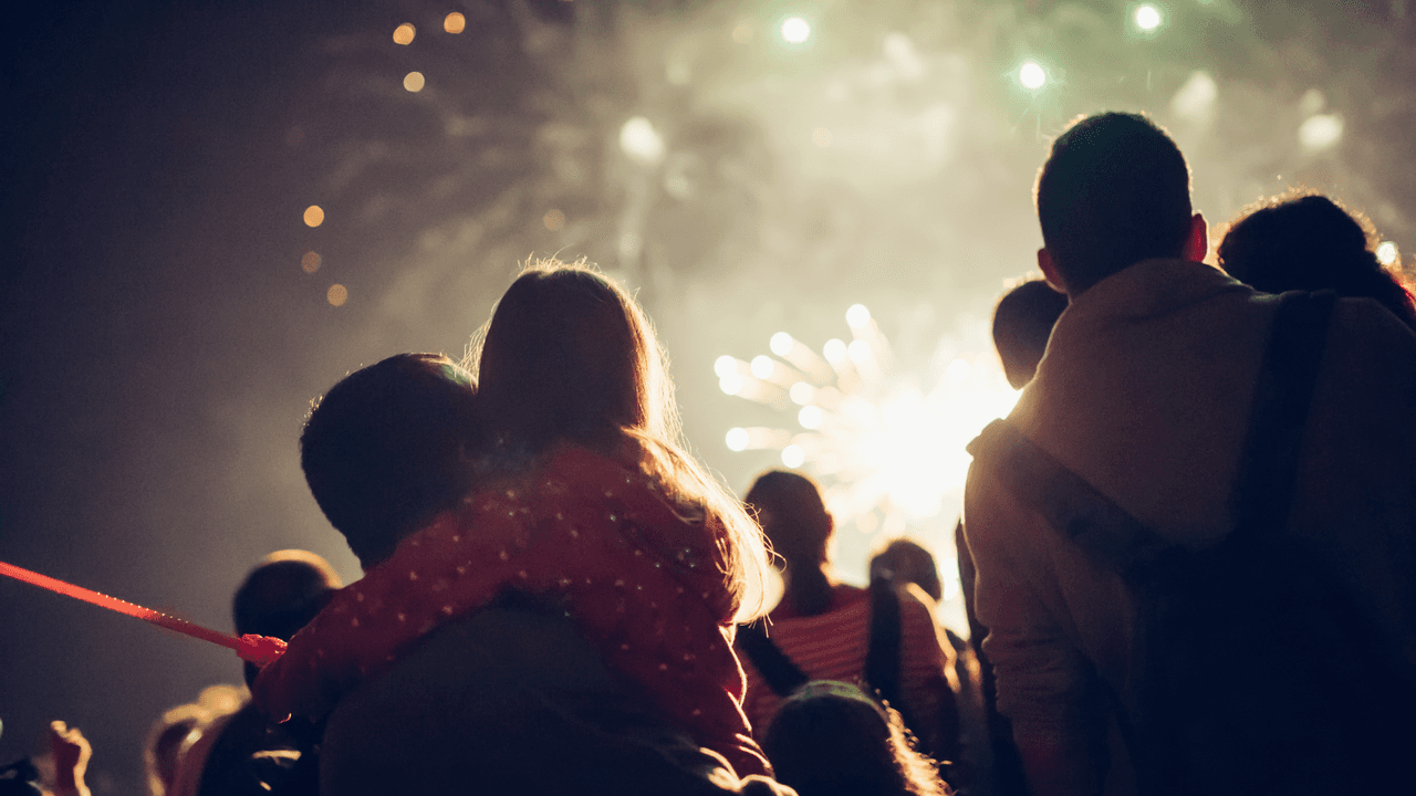 Para evitar accidentes, las autoridades piden tener a la mano una 
<b>cubeta con agua</b>, encender 
<b>un fuego artificial a la vez</b> y 
<b>no usar pirotecnia ilegal</b>.
<br>