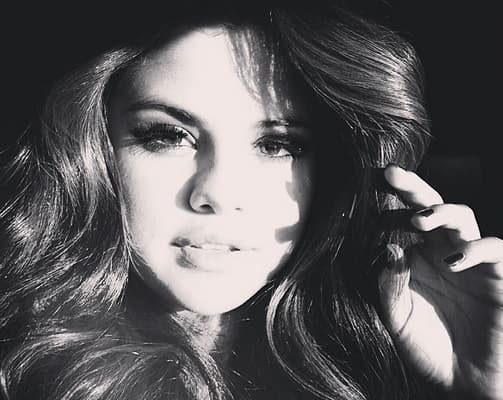 En 2014, después de una de tantas peleas con el canadiense, un amigo cercano a él contó que Selena tuvo relaciones por primera vez con el cantante en 2011.