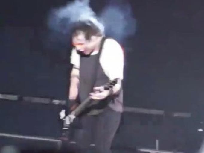 Los videos y las fotos del momento comenzaron a circular en la red. Tras el incidente, el guitarrista fue trasladado al hospital donde fue asistido de emergencia.