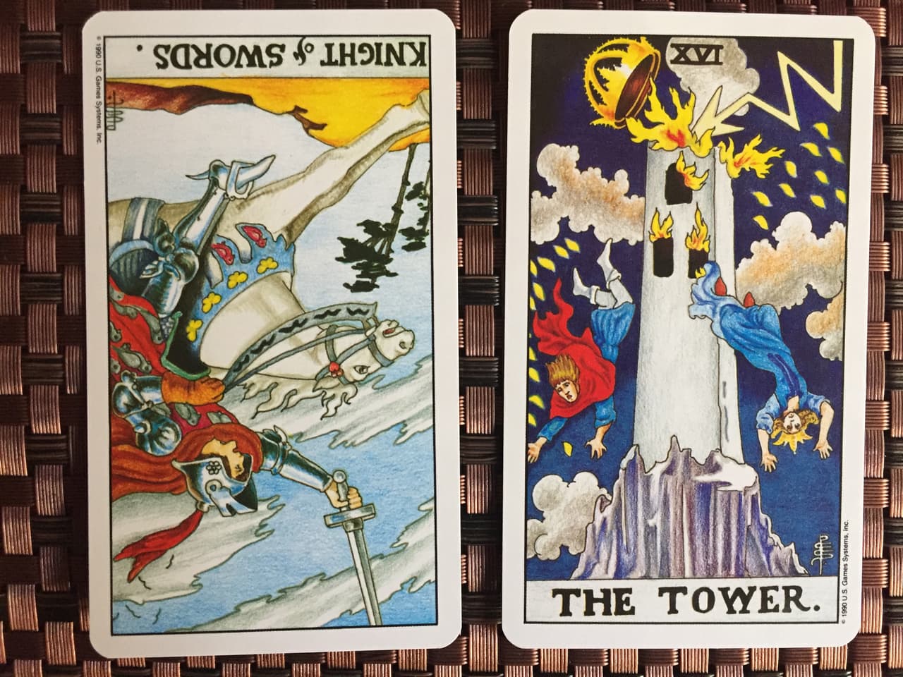 El significado no cambia drásticamente cuando la carta del caballero de espadas te sale a la inversa en tu lectura. Está relacionado con lo mismo, con embarcarte de frente ante el conflicto, pero en este caso te habla de que toda la energía o ímpetu y dedicación que le estás poniendo, lo estás desperdiciando o está mal dirigido.