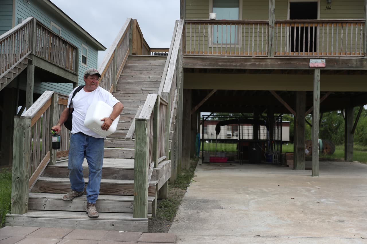 Un residente abandona su casa cerca de la costa en Cameron. Hasta 15 pulgadas (38 centímetros) de lluvia podrían caer en algunas partes de Louisiana, comentó a la agencia AP Donald Jones, meteorólogo del Servicio Nacional de Meteorología.
<br>
