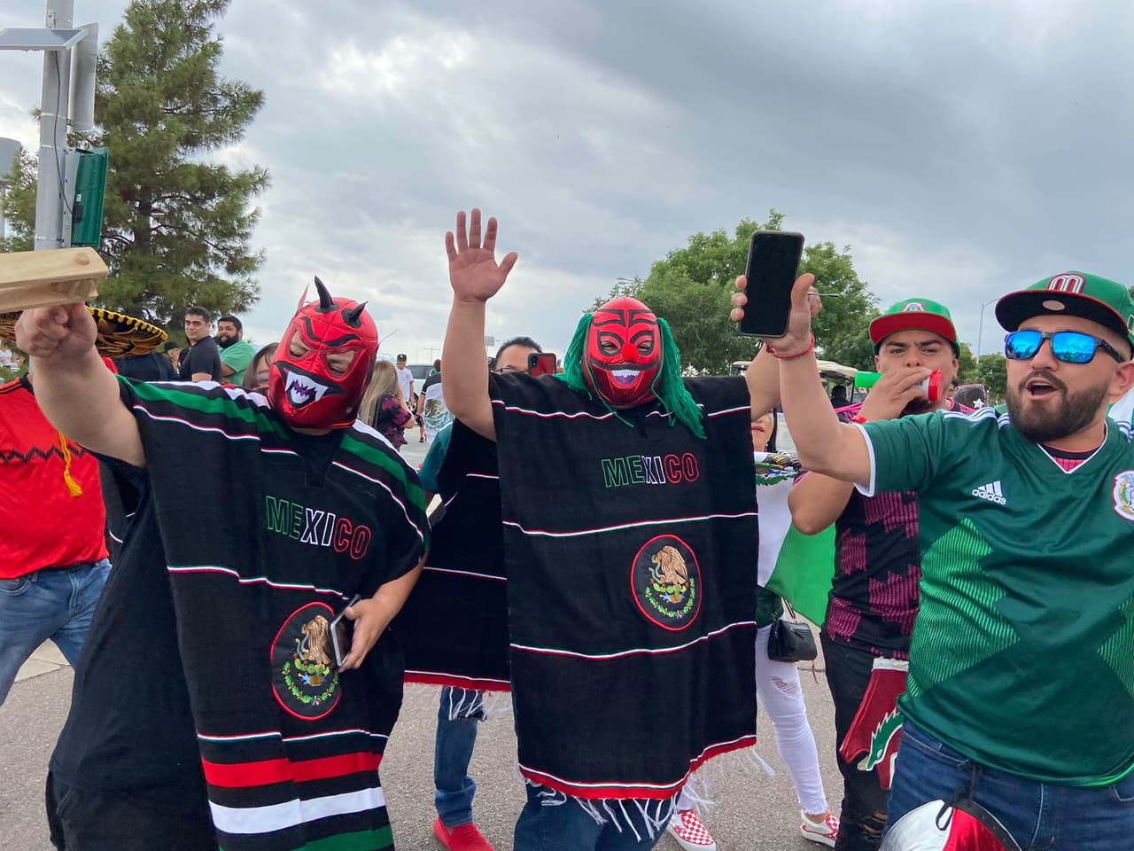 En un ambiente de optimismo, mexicanos esperan un resultado favorable en el partido entre su selección y Honduras.
<br>