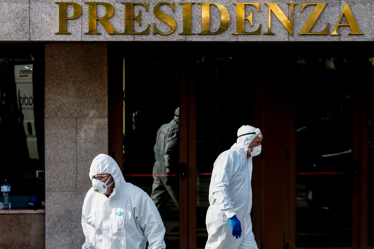 Operarios desinfectan el edificio de la presidencia de la región de Lazio, en Roma.