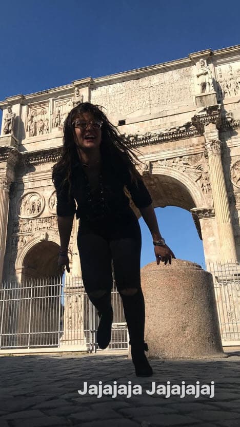 Fue así que comenzó a reír.