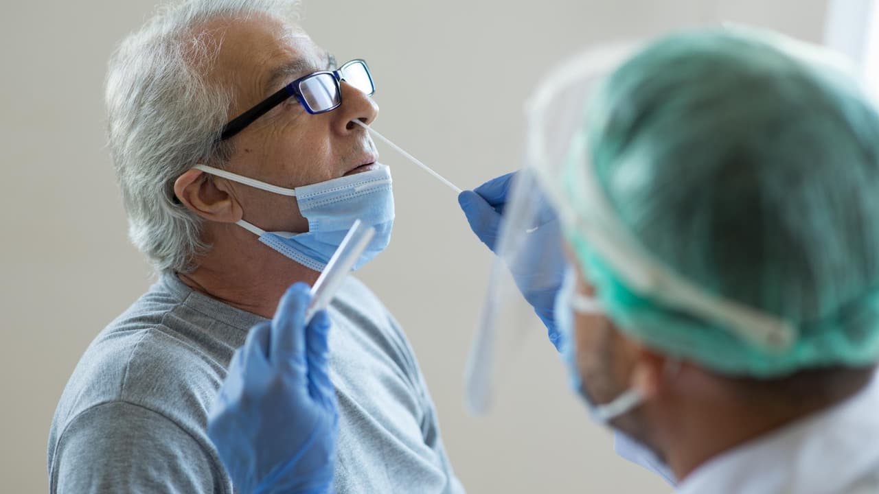 <b>Examinarse.</b> Es mejor estar seguro. En caso de tener alguna duda de contagio, hacerse un examen y seguir las indicaciones de los especialistas es siempre la mejor opción.3