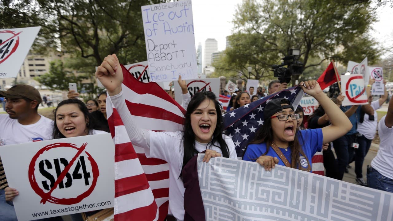 Denuncian que la nueva ley SB4 de Texas es similar a la controversial SB1070 de Arizona