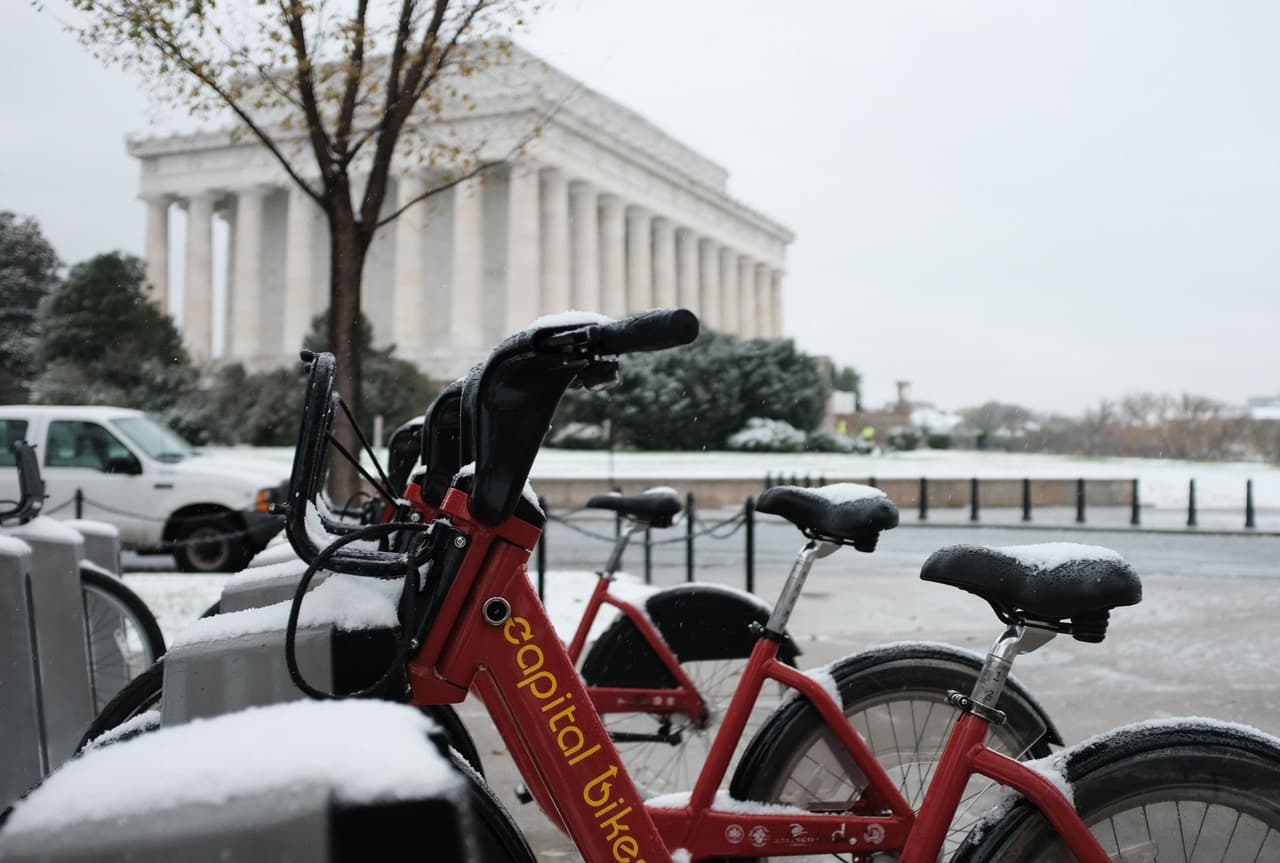 El monumento a Lincoln en Washington DC. Hasta el momento han caído al menos 1.4 pulgadas de nieve en la capital.