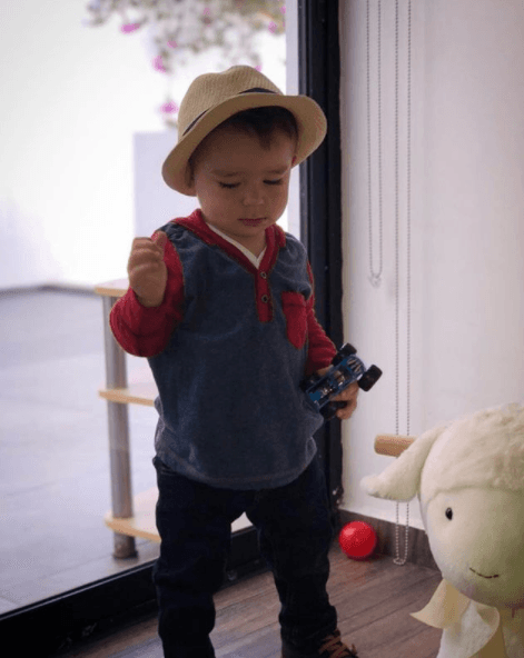 El 18 de noviembre de 2017 compartió esta instántanea a la que agregó: "¡Aquí con toda la actitud de fin de semana! Con orejita doblada y así. Besos, 'cachefans'".