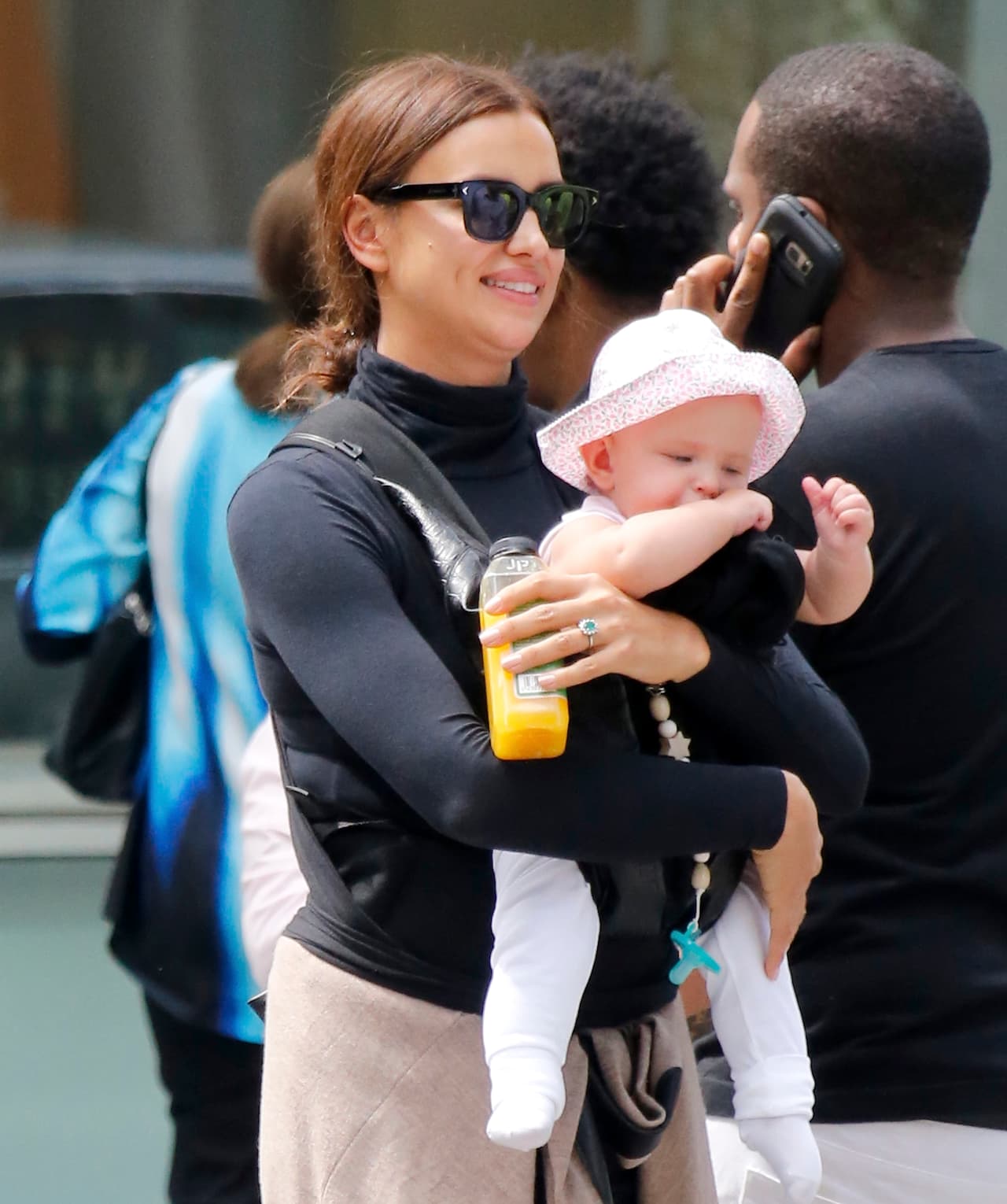 Es así como la supermodelo y Cooper se estrenaron como padres este 2017.