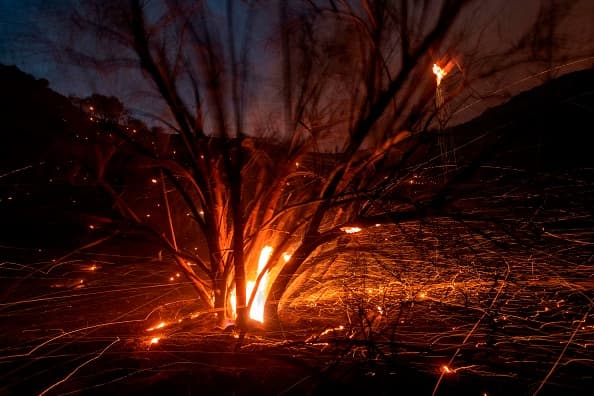 <a href="https://www.univision.com/local/los-angeles-kmex/expertos-pronostican-una-feroz-temporada-de-incendios-forestales-en-california">El riesgo de incendios es elevado en toda California </a>después del verano típicamente seco y al comienzo del otoño.