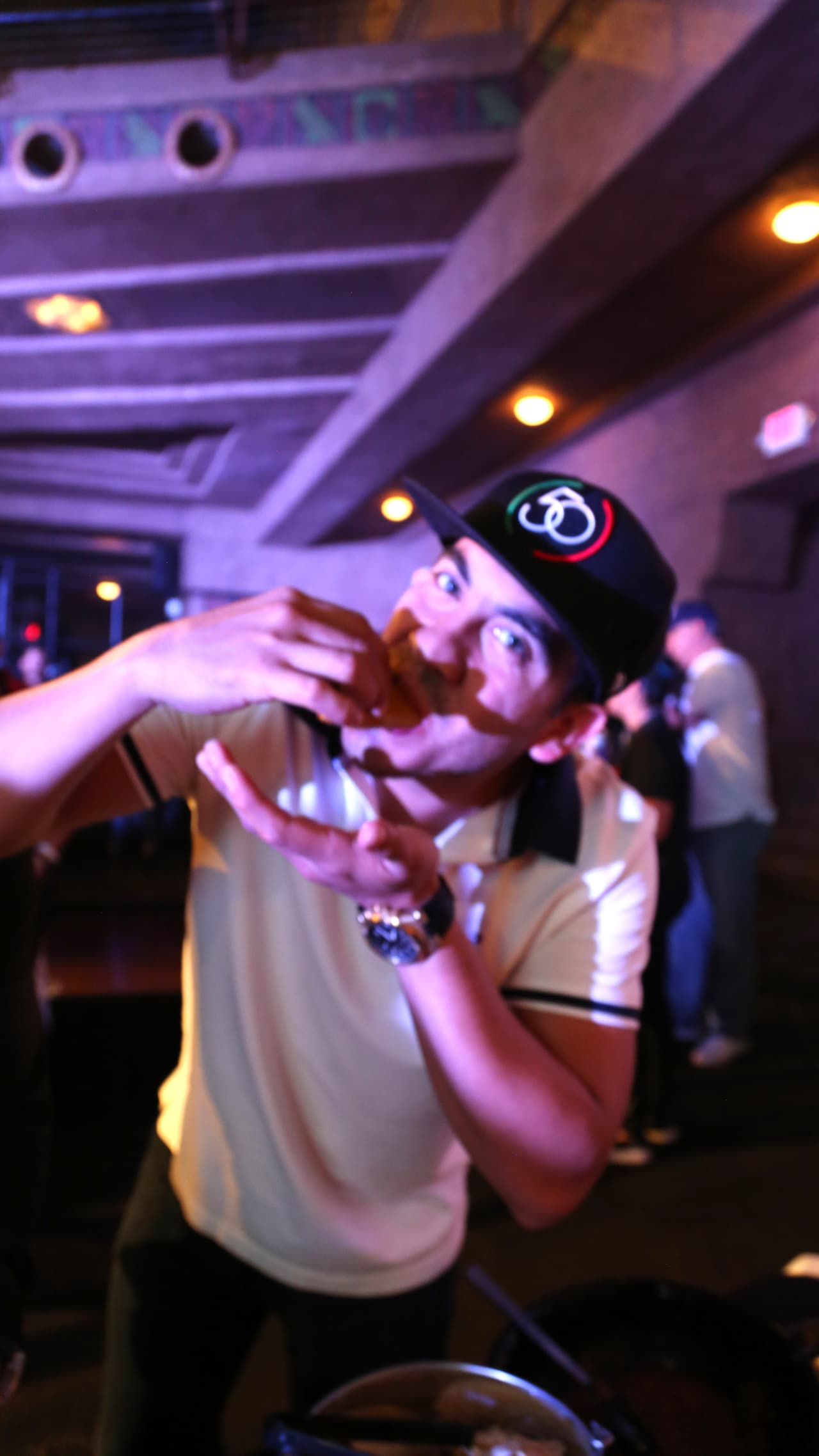 Armando Ramos también agarra el taco con toda la mano derecha pero además, coloca su mano izquierda más cerquita de su barbilla. Ya saben, para evitar accidentes y más con playera blanca...