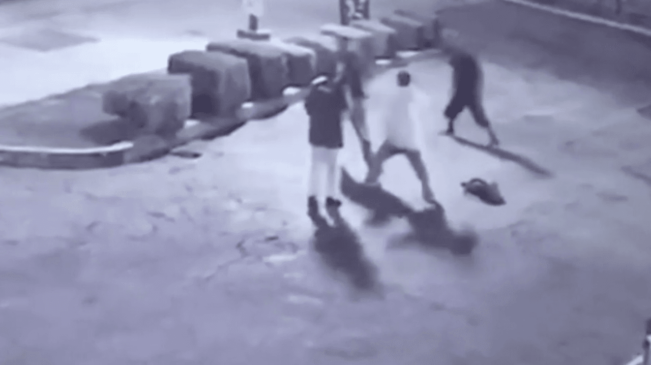 Las cámaras de vigilancia del establecimiento capturaron el momento en el que los dos sospechosos se acercan a Rosas y le dispararon en el pecho a corta distancia.