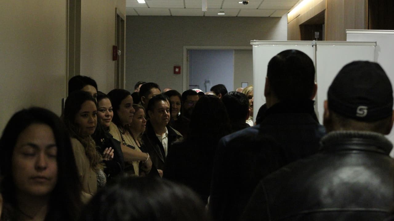 La gente esperó afuera de las salas de conferencia para ingresar a escuchar a personas especializadas en diversas áreas del mundo de los negocios.