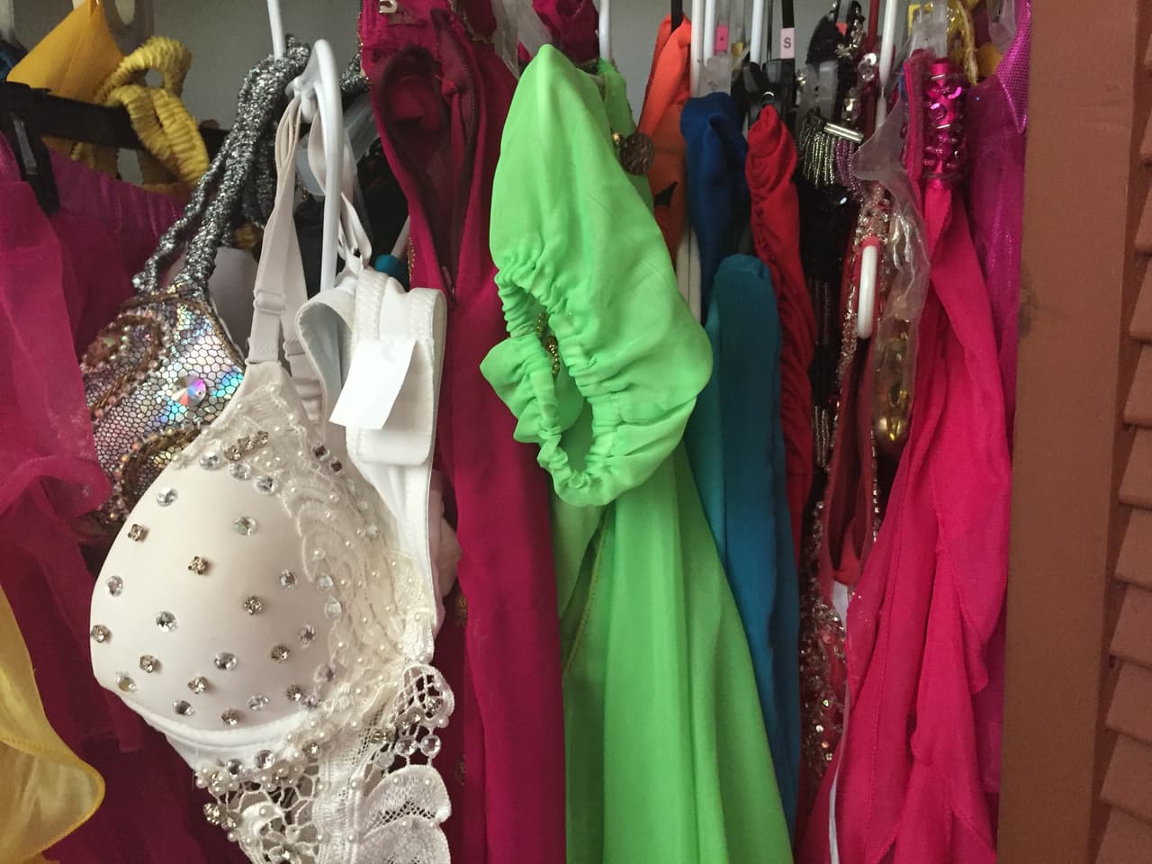 Por supuesto tiene abarrotado su armario de muchos de los vestidos que usa en sus presentaciones.