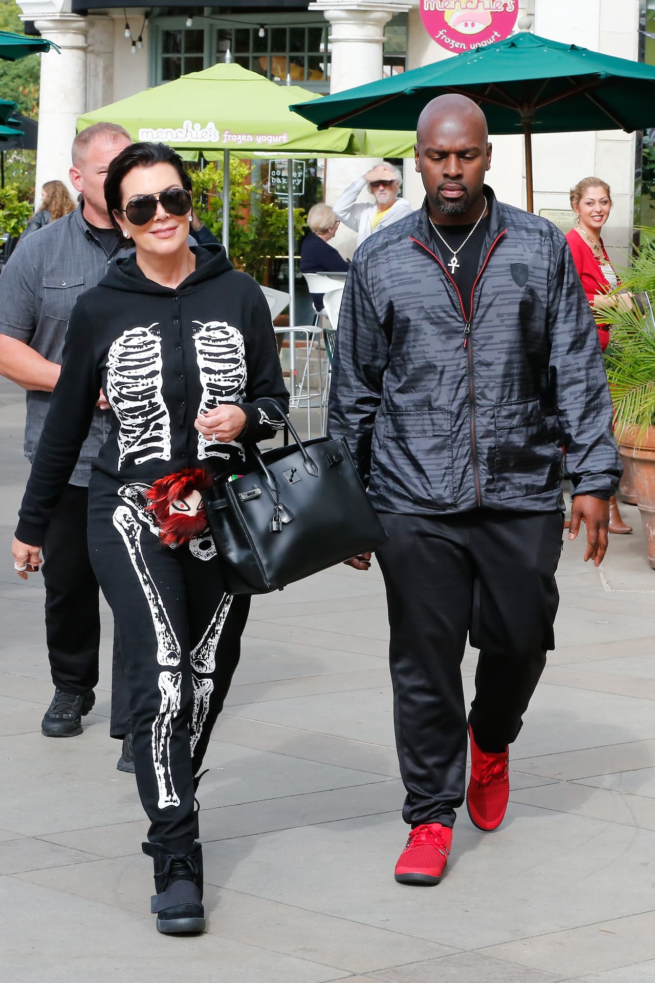 La matriarca del clan Kardashian se puso su disfraz para encontrarse con sus nietos.