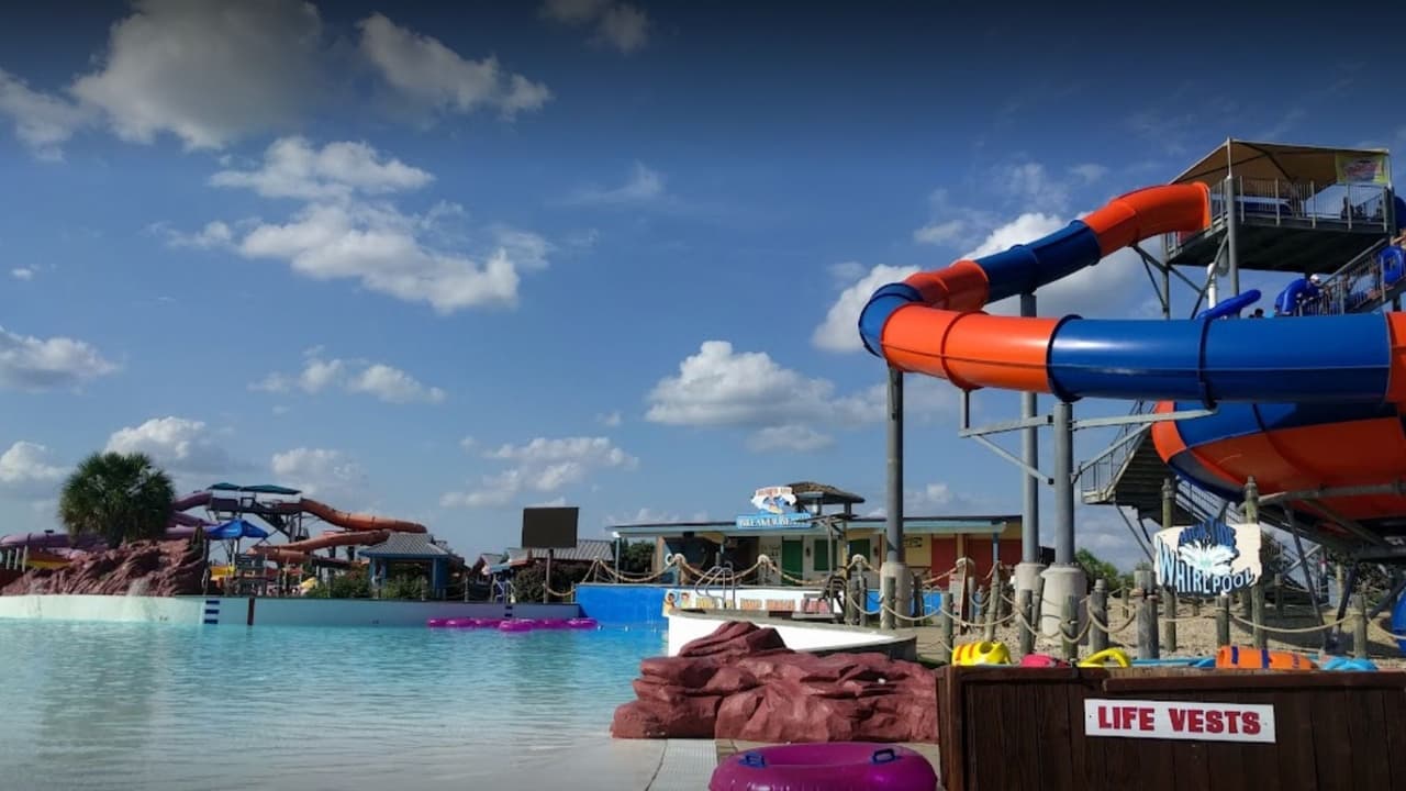 El parque 
<b>Hawaiian Falls de Mansfield</b> tiene el horario de domingo a jueves de 10:30 a.m. a 6:00 p.m. y los viernes y sábados de 10:30 p.m. a 8:00 p.m. ¡Atentos! Este horario es sólo para junio, julio y la segunda semana de agosto.