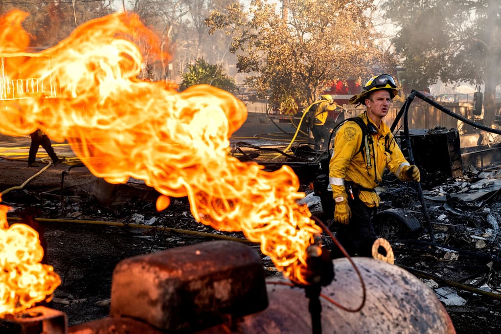 Además de las estructuras quemadas, entre 40 y 50 vehículos fueron destruidos.