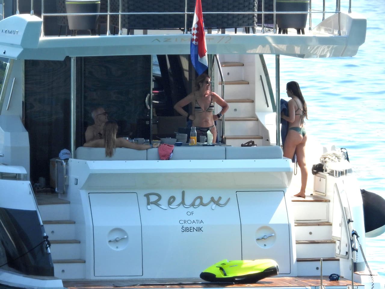 Clara Chía con la familia de Piqué en un yate en Croacia.