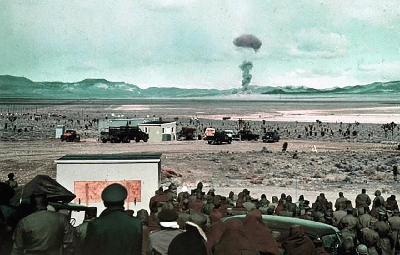 Personal técnico y militar observa desde una distancia segura la explosión de ‘Wasp’, un explosivo atómico de 1 kt lanzado desde una avión, 18 de febrero de 1955.