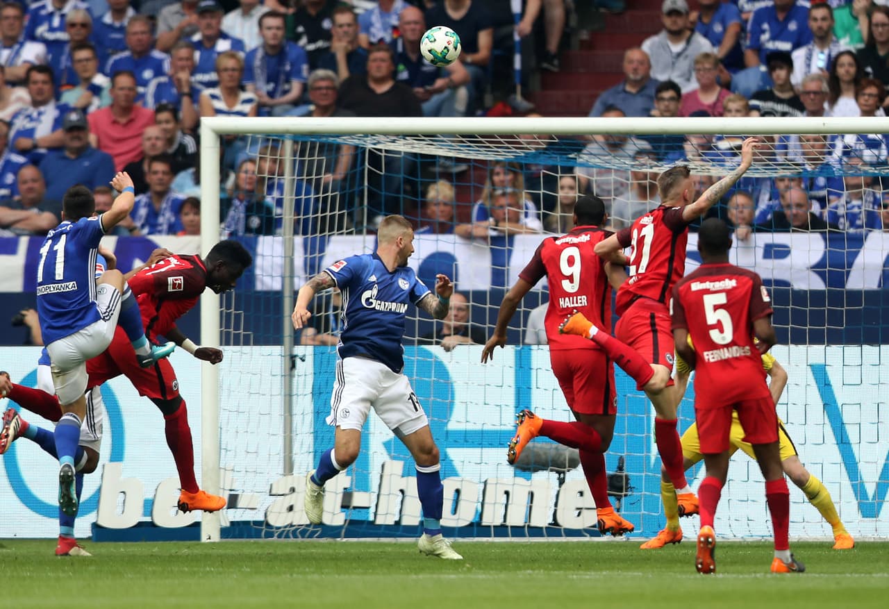 El gol del Schalke llegó al minuto 26 con un gran cabezazo de Burgstallertras centro de Daniel Caligiuri.