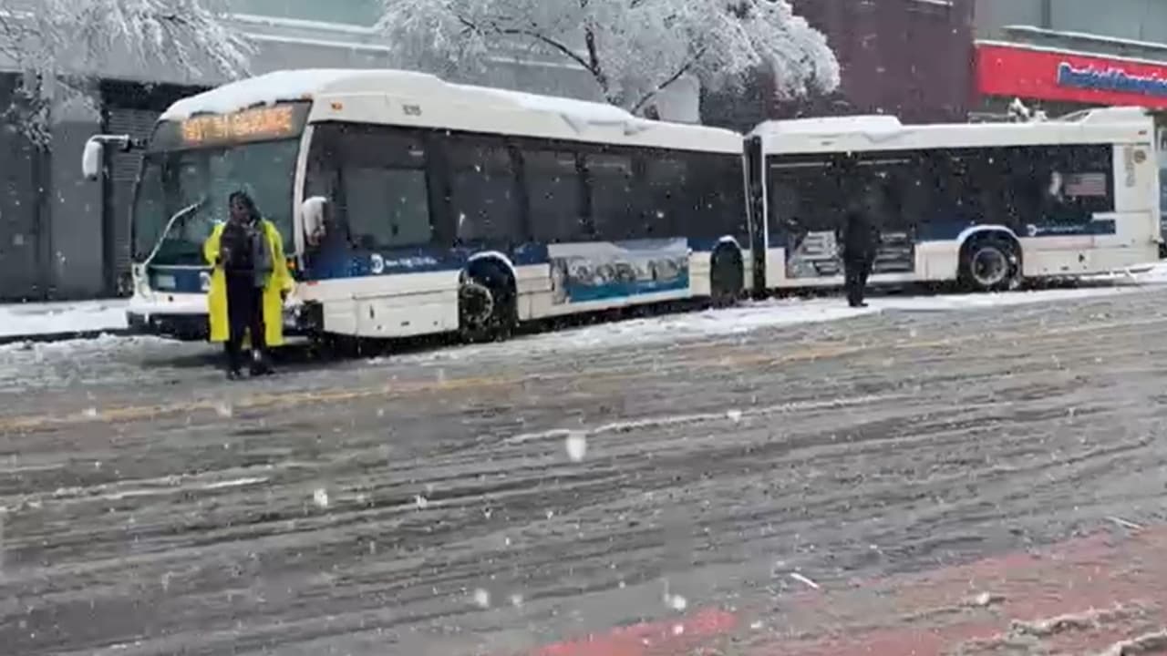 Varios autobuses de la MTA sufrieron con las condiciones del pavimento resbaladizo, como este que tuvo que detener su marcha en el área de East Fordham, en El Bronx.