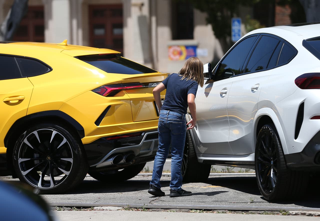 El niño se sentó al frente del volante de un lujoso Lamborghini SUV amarillo, pero tuvo un percance con otro automóvil al echarse en reversa. Aparentemente no pasó a mayores.
<br>
