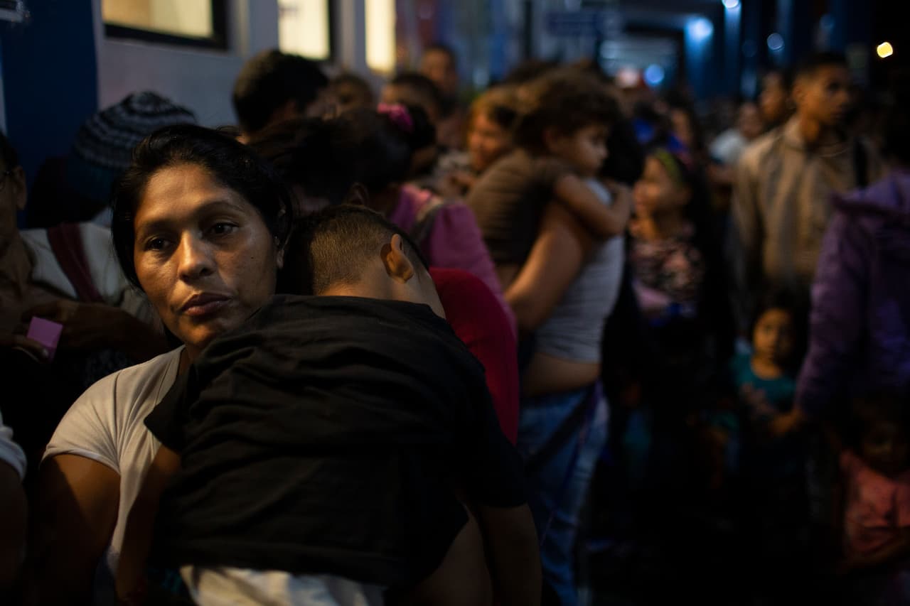 Un grupo de madres con niños esperan a las 3 de la mañana a cruzar la frontera. Hubo filas prioritarias para quienes viajaban con niños pero eso no evitó la espera.