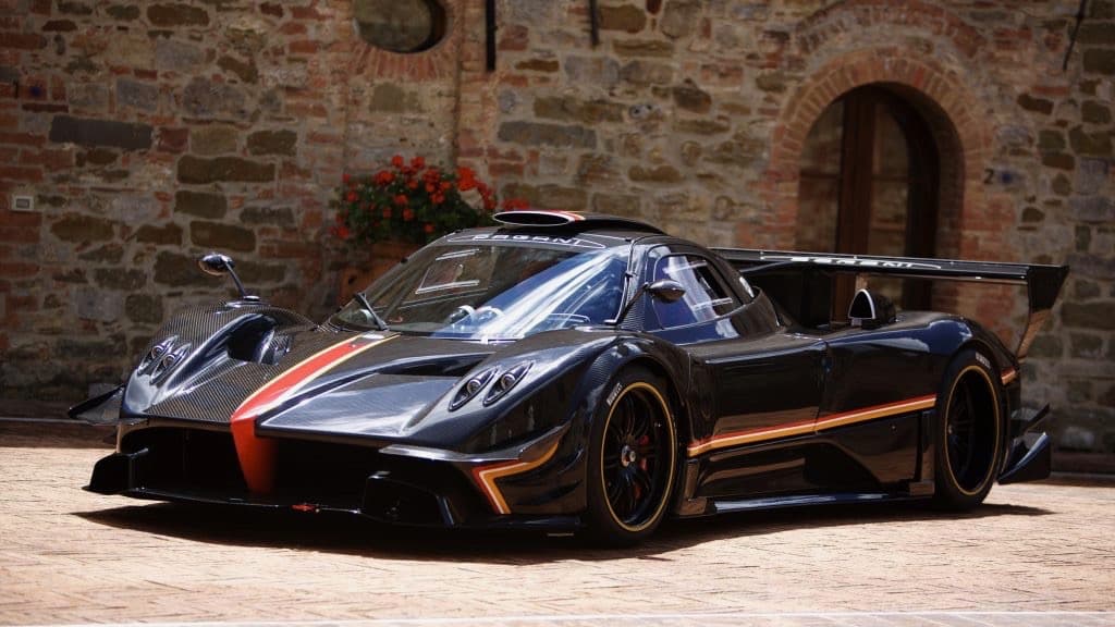 En 2014 Pagani solo construyó 
<b>cinco unidades</b> del Zonda Revolución, la última versión de la línea Zonda, a un costo aproximado de 
<b>2.8 millones de dólares cada una</b>.