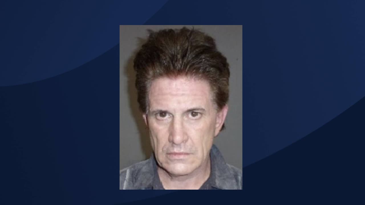 David Anthony Griego de 57 años: La acusan de haber violado los términos de su libertad condicional.