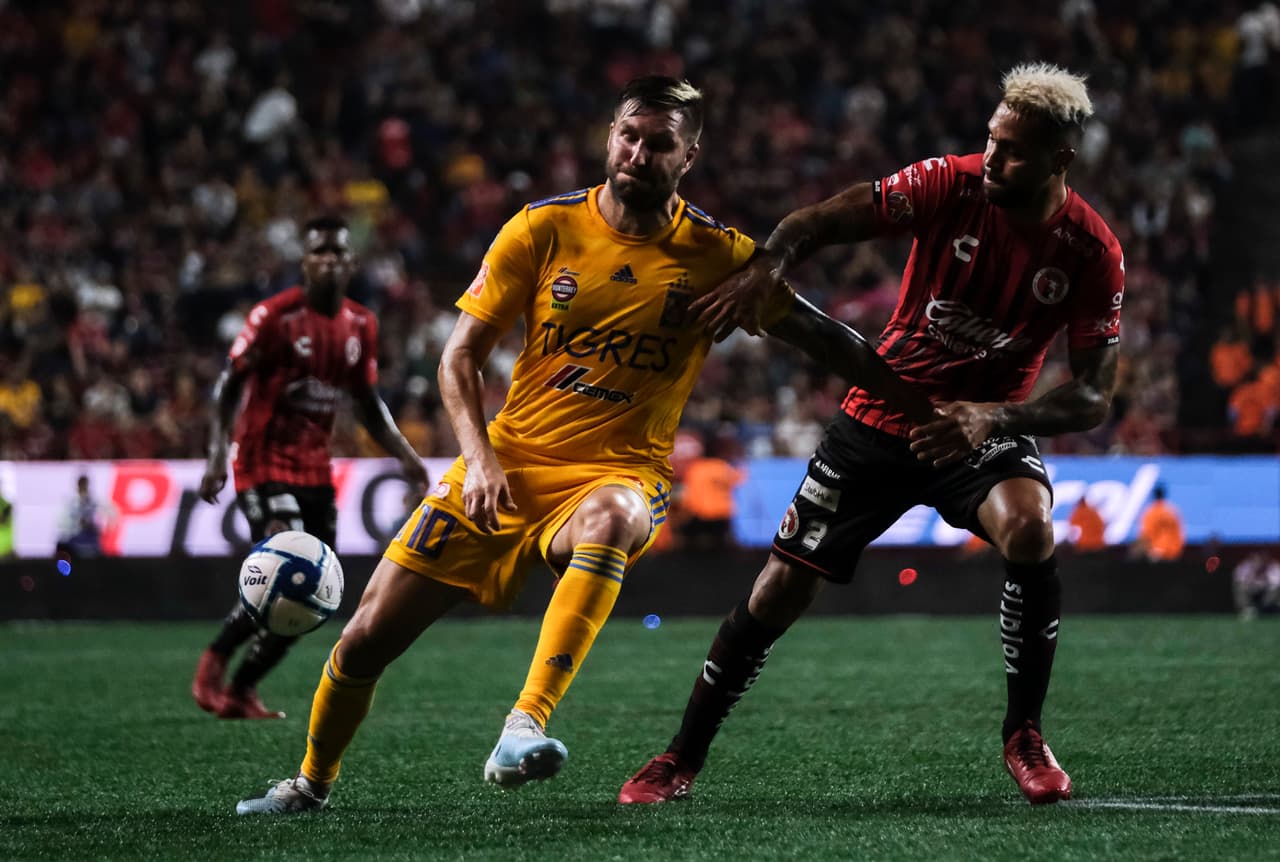 Nueva batalla entre Gignac y Velázquez, la constante de todo el partido.