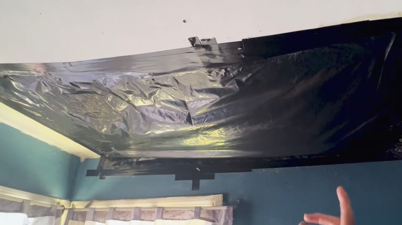 Mujer enfrenta desalojo pese a denunciar malas condiciones en su vivienda