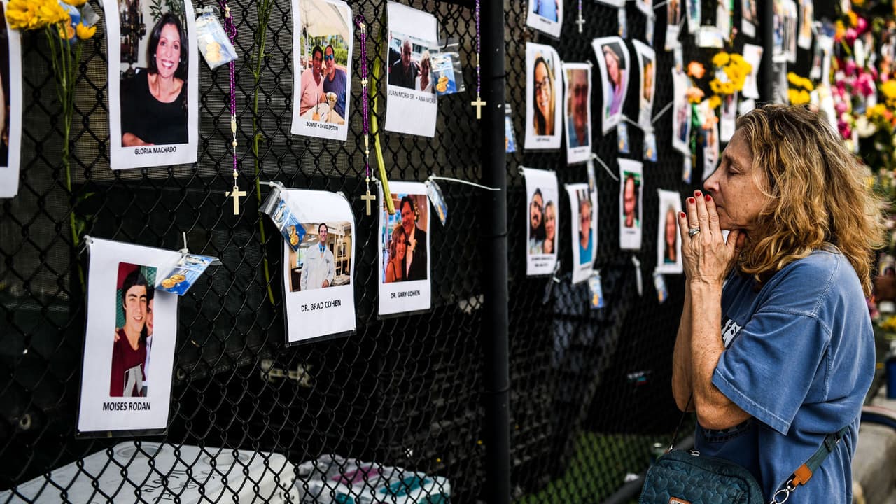 <b>En video. “Fue un ruido de desahogo”: rescatista relata la llegada de familiares a la escena del colapso del edificio en Miami</b>
<br>
<br>El domingo se les permitió a los familiares de las personas desaparecidas acercarse a los escombros del edificio colapsado en Surfside, al norte de Miami Beach. Por el momento se han encontrado 10 cuerpos y más de 150 personas siguen desaparecidas.