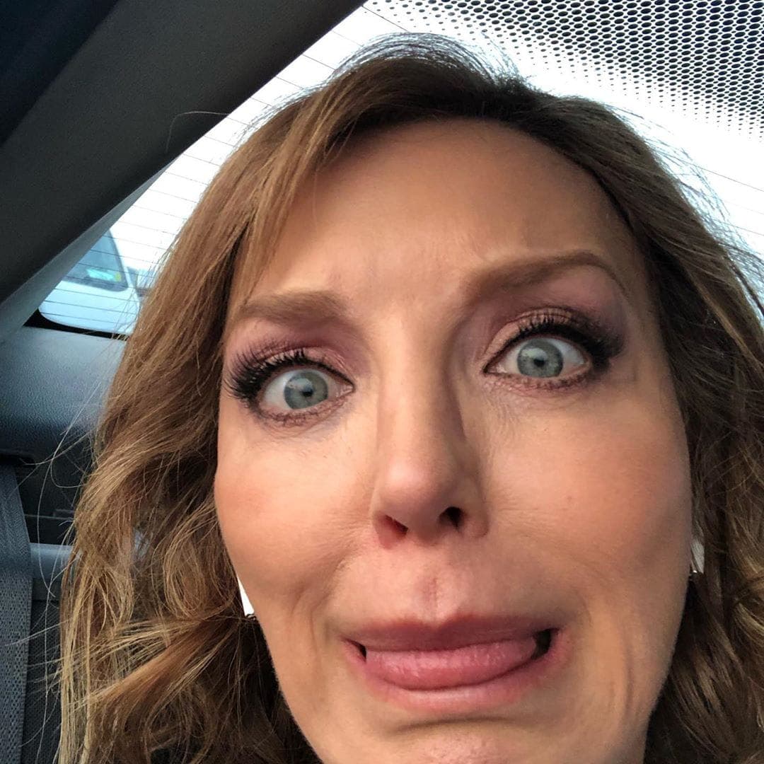 Al pie de esta imagen, la actriz de 55 años de edad escribió: "Estoy atrapada en el tráfico y quiero hacer pipí".