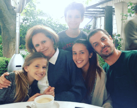 Alan Tacher recordando un bello momento familiar. "Mi santa madre y tres de mis querubines" echando relajito con el tío Mark.