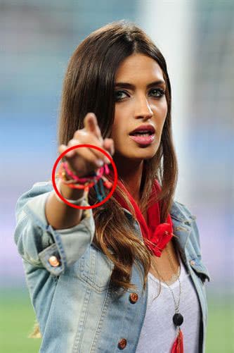 <b>Sara Carbonero</b>, periodista de deportes y esposa del fútbolista español 
<b>Iker Casillas</b>, es otra famosa que también portó decenarios durante este mundial y ahora los usa casi a diario como amuletos.