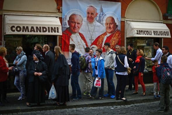 Cientos de miles de fieles provenientes de todo el mundo llegaron al Vaticano para asistir a la ceremonia de canonización de los papas Juan XXIII y Juan Pablo II el 27 de abril.