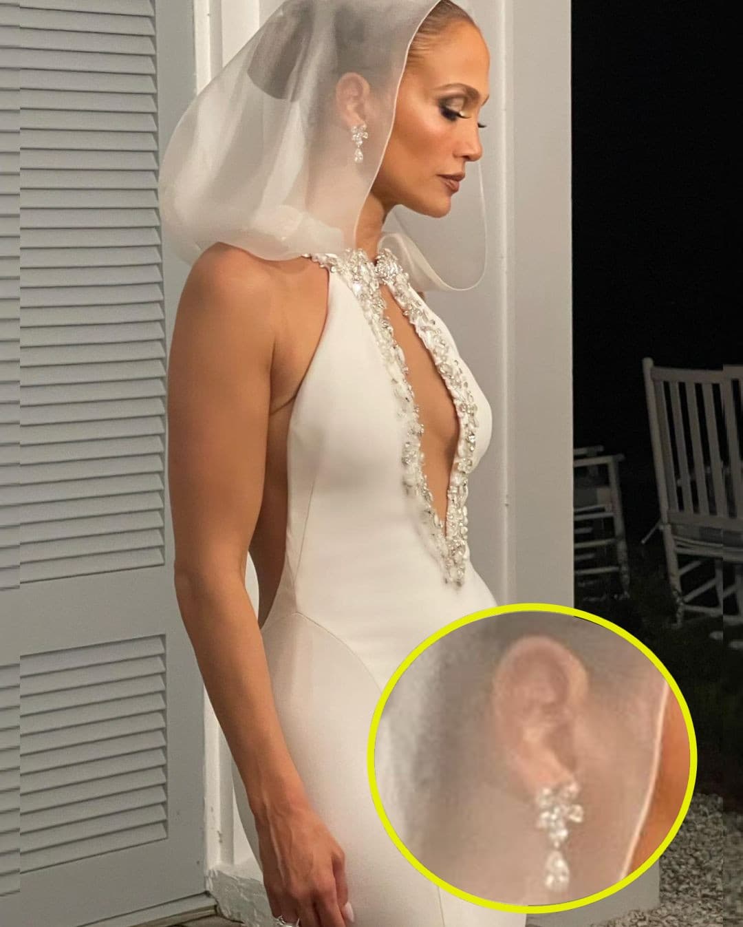 Para lucir este tercer vestido Jennifer eligió unos aretes de diamantes de 27 kilates "únicos en su tipo" de la firma Samer Halimeh, detalló Page Six.
<br>
