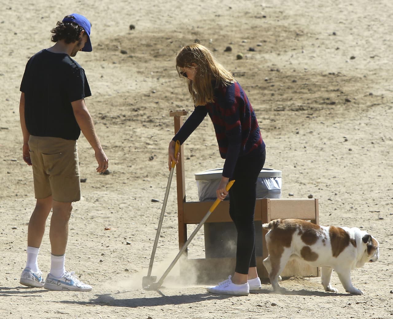 Mia se encargó de recoger la suciedad de su perro.