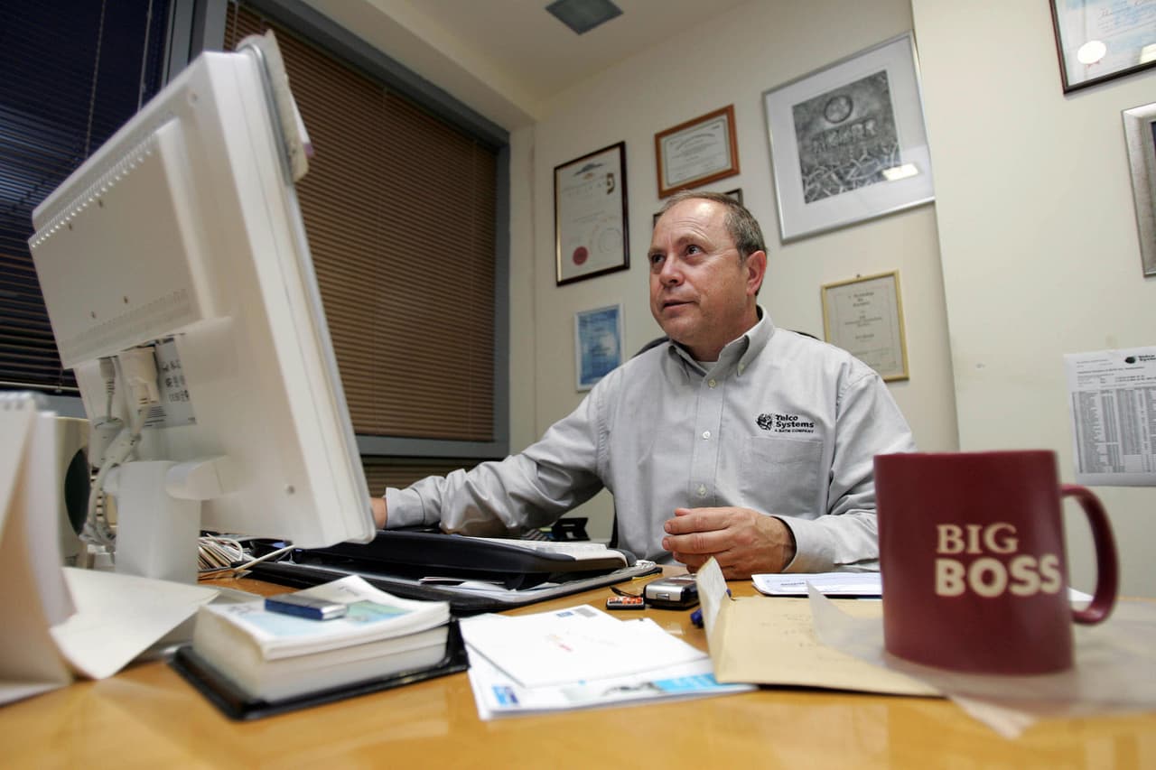 <a href="https://www.bls.gov/oes/current/oes_26420.htm" target="_blank">Si piensas que el salario promedio anual en Houston es de los más altos</a>, 
<b>probablemente estás equivocado</b>. Actualmente, es de $55,950. Solo para que te hagas una idea, 
<a href="https://www.bls.gov/oes/current/oes_ny.htm" target="_blank">en la costa este el promedio en Nueva York es de $67,850</a> y en la costa oeste el promedio 
<a href="https://www.bls.gov/oes/current/oes_31080.htm" target="_blank">de Los Ángeles es de $63,000</a>. 
<br>
<br>En la fotografía Zvi Marom, propietario de la empresa de alta tecnología KishKish, 
<b>que desarrolló un detector de mentiras para Skype.</b>