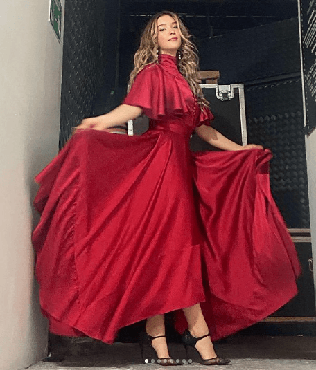 Para una participación especial que tuvo en un concierto de La Sonora Santanera, la hija de Andrea Legarreta y Erik Rubín volvió a relucir su lado más formal, con un vestido rojo que cubría sus hombros y una falda larga.