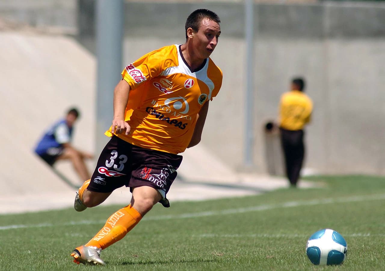 Antonio Pedroza debutó a los 16 años 8 meses, la misma edad que Diego, pero con los Jaguares de Chiapas, el delantero mostró destellos en sus inicios, aunque nunca logró consagrarse con los felinos y aunque tuvo un paso por el futbol europeo regreso a México a deambular por el Ascenso y la Liga MX.